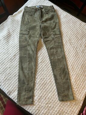 Old Navy woman’s Olive Camo Skinny Cargo Pants